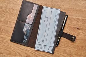 Funda de Cuero Genuino para Chequera, con 2 Bolsillos, Impermeable, Personalizable, en Oferta - Product Image 1
