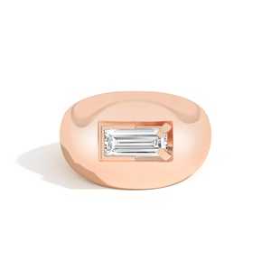 Bague bombée en or 14K avec diamant de laboratoire taille baguette 1 carat, sertie semi-cerclée à griffes, largeur 14mm, anneaux signet dôme épais, vente en gros - Product Image 5