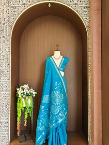 Sari en soie bleue à fleurs et broderies Zari, tenue traditionnelle pour femmes, pour mariage, fête et occasions festives - Product Image 3