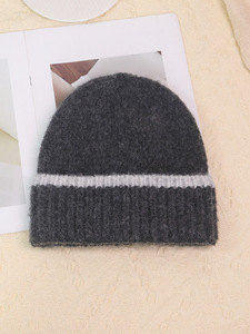 Gorro de Punto Unisex Gris a Rayas con Contraste de Color, Gorro de Invierno Cálido con Puño, Logotipo Personalizado - Product Image 6