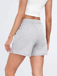 Ensemble décontracté de survêtement et short de sport pour femme avec logo personnalisé, serviette de sport intégrée et poches – Tenue athlétique active pour femme - Product Image 3