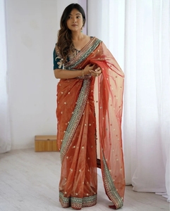 Sari Jimmy Jimmy en organza de soie brodé et orné, réversible, infroissable, prêt pour les fêtes, style Bollywood - Product Image 4