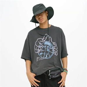 T-shirt noir à manches courtes pour homme avec imprimé globe, coupe classique, style décontracté, 100 % coton jersey, col rond, logo sur le devant - Product Image 1