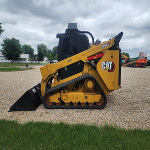 Chargeuse compacte sur pneus CAT 226B d'occasion, Caterpillar d'origine, faible nombre d'heures, bien entretenue, pour travaux agricoles et de construction, en stock, prête à être expédiée - Product Image 3