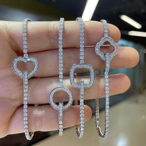 กำไลข้อมือเทนนิสแบบล็อคโคลเวอร์ประดับมอสซาไนต์ชุบทอง 14K งานสั่งทำพิเศษ หรูหรา สำหรับทุกเพศ โรงงานผลิตเครื่องประดับแบบ OEM ODM ล็อคแบบหัวใจ - Product Image 3