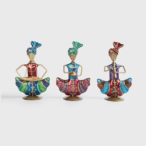 Figurine de musicien colorée au design traditionnel, utilisée comme objet de décoration culturelle pour la maison, ajoutant une touche ethnique colorée aux intérieurs - Product Image 2