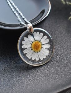 Collier ras du cou tendance en résine colorée perlée - Collier artisanal style ange avec grosses perles cubiques multicolores pour femme - Product Image 1