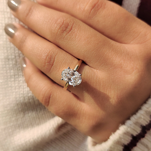 Anillo de Compromiso Exclusivo de Oro con Corte Ovalado de Dos Tonos y Halo Oculto, Joyería Nupcial con Diamantes Cultivados en Laboratorio, Proveedor Mayorista en Línea - Product Image 3