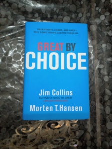 หนังสือคู่มือการเป็นผู้นำทางธุรกิจโดยจิม คอลลินส์ ฉบับภาษาอังกฤษ พิมพ์ปกอ่อน โดยมอร์เทน แฮนเซ่น "Great by Choice" - Product Image 1