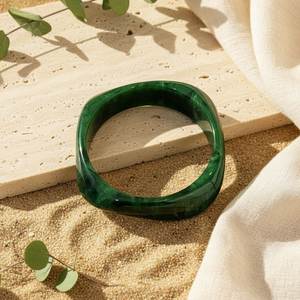Bracelet en résine attrayant, fabriqué avec des pigments multicolores, pour la collection d'accessoires de mode contemporains pour femmes - Product Image 5