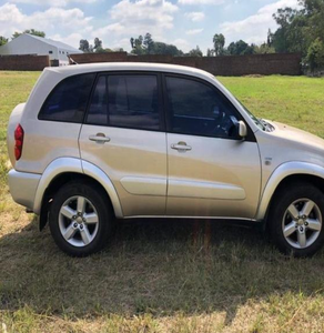 รถยนต์ RAV4 ปี 2005 สภาพดี ใช้งานน้อย ประสิทธิภาพสูง เกียร์ธรรมดา ขับเคลื่อนสี่ล้อ พวงมาลัยขวา เบาะหนัง ระบบควบคุมความเร็วอัตโนมัติ ล้อแม็ก R17 พร้อมซันรูฟ ภายในสีอ่อน ระบบปรับอากาศ 8 จุด - Product Image 4