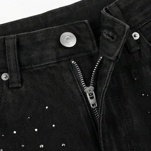 Shorts de mezclilla de pierna ancha con cintura alta, perforados y con borde deshilachado para mujer, color personalizado, estilo casual y moderno para el verano. - Product Image 4