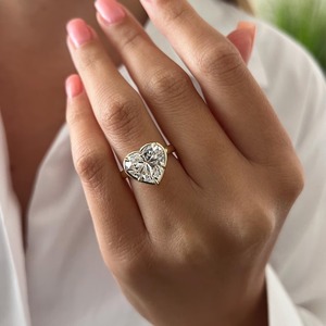 Bague de fiançailles et de mariage pour femme en or 18 carats, sertie de diamants de laboratoire en forme de cœur de 5 carats, clarté VVS, certifiée IGI, avec sertissage à griffes de 2,8 mm - Product Image 3