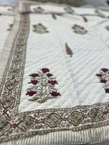 Edredón de Diseño en Color Blanco con Pequeños Diseños de Flores Rojas, 100% Algodón, Hecho a Mano, Estilo Boho Jaipuri Rajai, Cubrecama Doble - Product Image 4