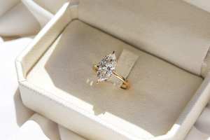 Bague de fiançailles solitaire en diamant de laboratoire de taille marquise 3 carats, or 14 carats, certifiée IGI - Product Image 4