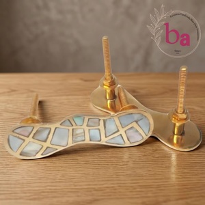 Poignées et boutons modernes en laiton et nacre pour cuisines, chambres, salles de bain, salons, armoires et tiroirs - Product Image 4