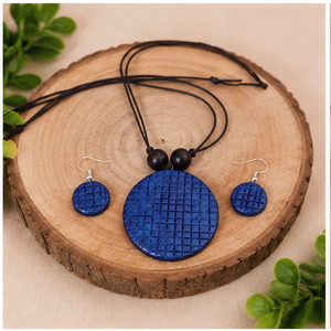 KOTTRAVAI Décoration artisanale suspendue écologique vintage bleue et noire en MDF imprimé pour sapin de Noël et couronne, Tamil Nadu - Product Image 5
