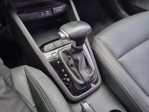 SUV compact d'occasion Stonic blanc, diesel, 4 portes, 2019, pour les trajets urbains, voiture d'occasion coréenne, voiture d'occasion - Product Image 4