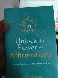 Libere el poder de las afirmaciones con el libro de bolsillo de Louise Hay, un éxito de ventas para adultos. - Product Image 3