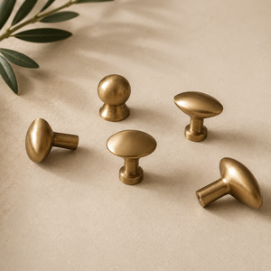 Poignée de meuble en laiton distinctive avec formes dôme et ovales pour tiroirs, armoires et commodes de cuisine - Product Image 1
