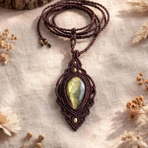 Collier en macramé marron fait main avec pierre précieuse labradorite, style bohème, réglable, bijou de guérison - Product Image 1