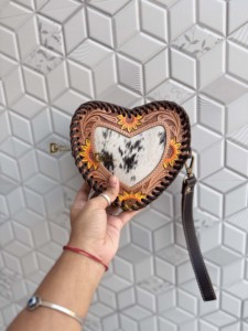 Nuevo bolso de mano de cuero repujado a mano con forma de corazón y diseño de girasol, estilo western, de piel con pelo, para uso diario de mujer. - Product Image 1