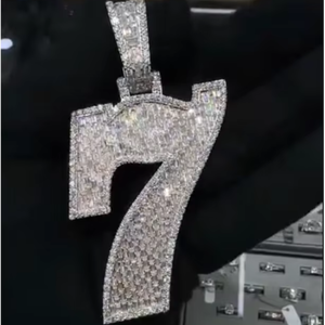 จี้เพชรโมอิสซาไนต์ทรงบาแกตต์แบบฮิปฮอป ขนาด 2.5 นิ้ว หมายเลข 7  จี้แบบมีประกายวิบวับสำหรับแร็ปเปอร์ จี้ตัวอักษรหมายเลข - Product Image 1