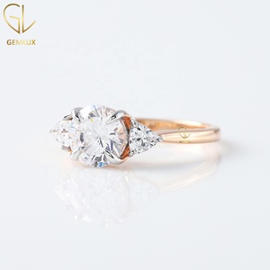 Bague de fiançailles en argent 925 avec moissanite, trois pierres, coupe ronde avec pierres latérales taille triligne, bague de mariage en diamant - Product Image 2