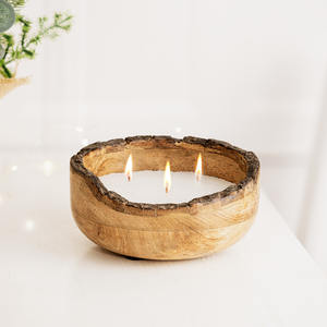 Diseño de tazón circular de madera con bordes curvos lisos y estructura simétrica equilibrada, relleno con centro de cera blanca. - Product Image 2