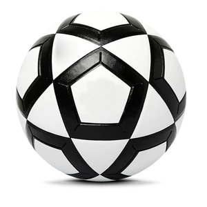 Balón de Fútbol CORE FIELD Clásico Blanco y Negro, Resistente, Ecológico y Ligero para Entrenamientos y Partidos en Interiores/Exteriores - Product Image 4