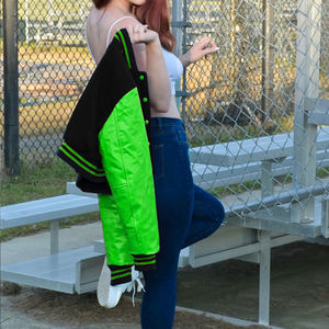 Chaqueta Corta Estilo Universitaria para Mujer, Negra con Letras Verdes Brillantes, Chaqueta Bomber con Mangas de Cuero Sintético, Ropa Exterior Informal, Moda Femenina - Product Image 4