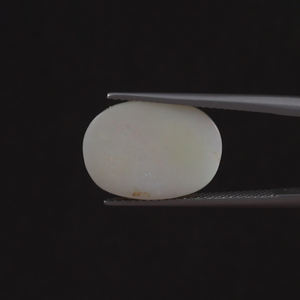 Ópalo Blanco Natural, Gema Suelta de 5.75 Quilates, Corte Cojín 17x12mm, Certificado IGI, Tallado a Mano, Pulido, Tratado con Cera/Aceite Ligero - Product Image 3