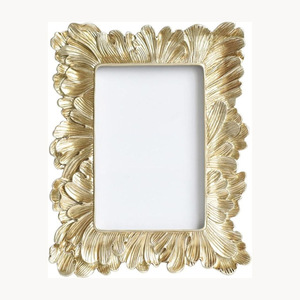 Cadre photo artisanal en métal couleur or avec motif géométrique unique pour les espaces de vie modernes - Product Image 6