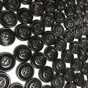 Botones Ecológicos de Cuerno de Búfalo Negro Natural de 4 Agujeros con Reverso Plano Personalizados para Chaquetas y Ropa - Product Image 4