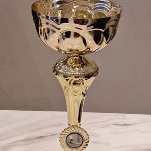 Coupe de champion classique en or sur un socle noir à plusieurs niveaux. Disponible aux prix de gros. - Product Image 1