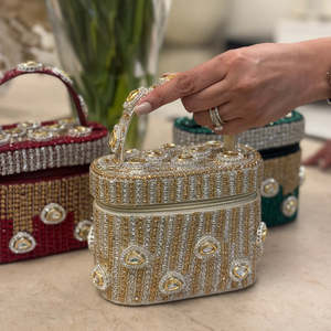 Colección de Bodas: Bolso de Noche de Lujo Hecho a Mano para Mujer con Bordado de Perlas y Pedrería, Diseño Indio Polki Dorado - Product Image 4