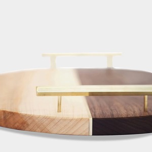 Plateau décoratif rond bicolore en bois de noyer et d'érable avec support de présentation en laiton, plaque murale moderne - Product Image 2