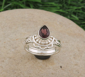 แหวนเงินแท้ 925 ประดับพลอยโกเมนสีแดง สไตล์มินิมอล เรียบหรู ดูดี เหมาะสำหรับผู้หญิง ดีไซน์เรียบง่าย บางเบา สามารถสวมซ้อนกันได้ เหมาะสำหรับงานปาร์ตี้ เครื่องประดับคุณภาพดี ขายส่ง - Product Image 4