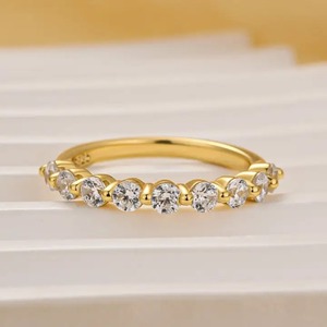 Bague de mariage classique en moissanite 925, coupe demi-rond, en argent sterling plaqué or blanc et jaune pour femmes. - Product Image 4