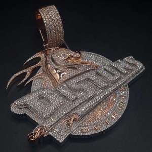 จี้รูปม้าดีทรอยต์แบบฮิปฮอป ชุบทองคำขาว 925 เงินแท้ ประดับเพชรโมอิสซาไนต์ พร้อมโลโก้สั่งทำพิเศษ รับรองโดย GRA - Product Image 6