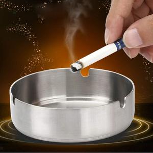 Cenicero de metal de acero inoxidable con logotipo personalizado, cubierta de tapa cerrada de diseño clásico para uso en exteriores, Cenicero de cigarrillos con logotipos personalizados - Product Image 1