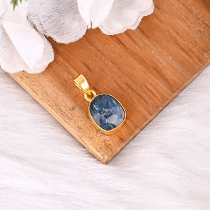 Pendentif unisexe fait main en laiton plaqué or classique avec apatite néon naturelle sertie en clos et motif géométrique - Product Image 3