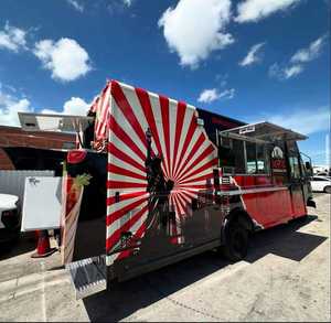 Remorque de camion de cuisine mobile à 4 roues en aluminium avec plaque chauffante, friteuse, four à pizza, pour la vente de glaces et de restauration rapide, utilisation en intérieur - Product Image 5
