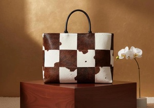 Nuevo Bolso Tote de Piel de Vaca con Pelo, Elegante y de Moda para Mujer, en Oferta, Diseño Multiusos, Resistente y Sostenible - Product Image 4