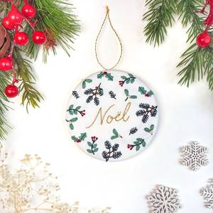 Décoration de Noël ronde de 15 cm, faite à la main, en coton brodé, colorée, durable et écologique, à suspendre à l'arbre - Product Image 2