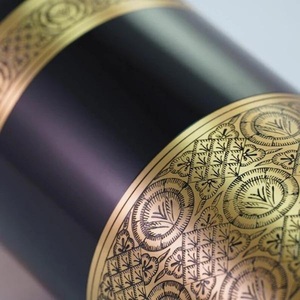 Urna de Metal Regal con Diseño de Banda Ornamental, Acabado Negro y Dorado, Florero Decorativo Conmemorativo con Tapa Segura - Product Image 3