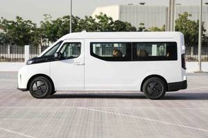 Geely Farizon 2025 Super Van - Blanco por Fuera, Negro por Dentro, Auto Eléctrico con Batería de Litio, Tracción Delantera, Neumáticos R19, Asientos de Cuero, Cámara Trasera - Product Image 3