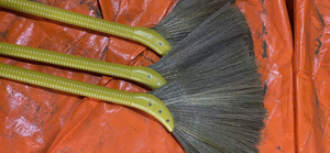 Balai en paille traditionnel d'origine vietnamienne, fait main, en herbe douce, pour le nettoyage des sols, écologique, avec manche en bois, vente en gros - Product Image 5