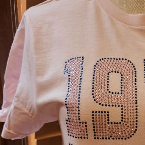 เสื้อยืดกราฟิกสำหรับผู้หญิงปี 1938 พร้อมดีไซน์ตัวอักษรประดับตกแต่ง แขนสั้น คอกลม แฟชั่นลำลอง เสื้อยืดสั่งทำขายส่ง - Product Image 5