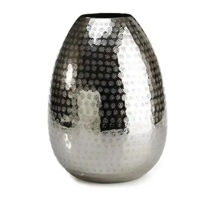 Vase en aluminium moulé, accent décoratif pour la maison, conçu pour sublimer les intérieurs résidentiels avec une expression artistique élégante - Product Image 6